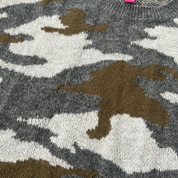 Vince Camuto Camo Sweater in Gray/Green size large - Picture 4 of 7